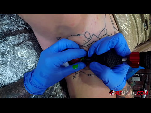 ❤️ Uiters getatoeëerde hottie Sully Savage het 'n tatoeëermerk op haar klitoris gekry Anale video by ons af.moresexmovies.ru ☑